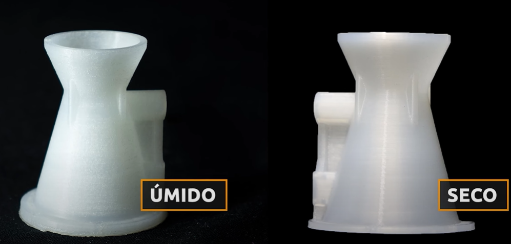 A imagem mostra duas peças 3D impressas com filamento transparente e compara o da esquerda (úmido e com problemas visíveis de impressão e qualidade) com o da direita (seco e sem problemas de impressão).